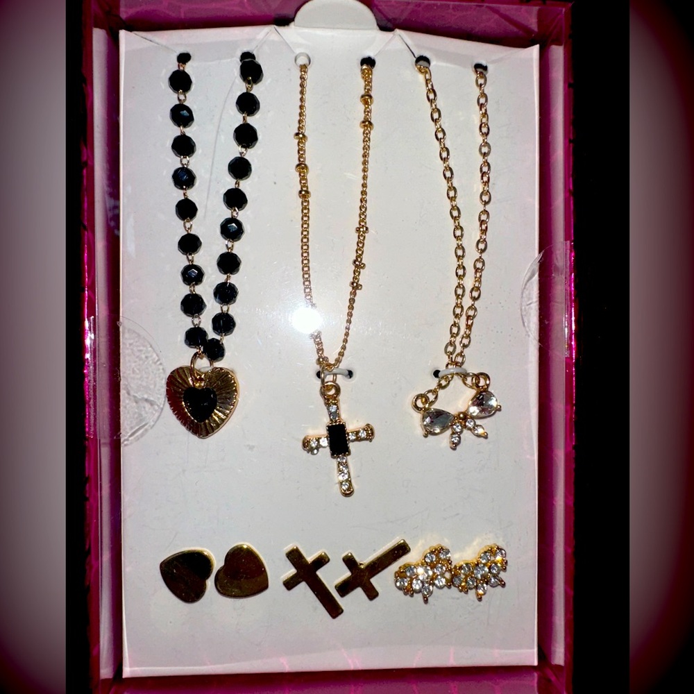 XOXO jewelry box - 3 necklaces and 3 pairs of earrings. Get it before it’s gone!